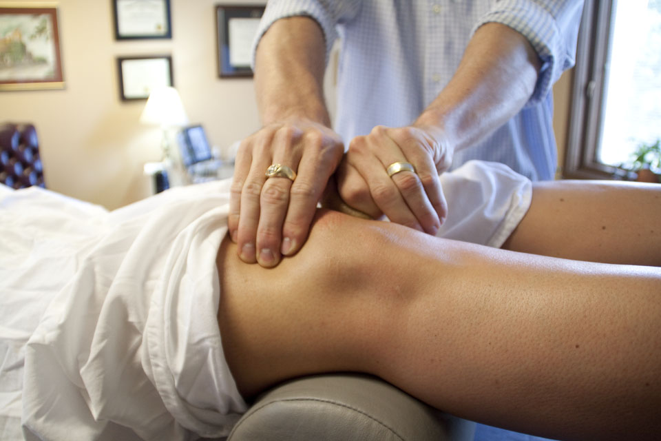 Реабилитация после операции на коленном суставе. Мениск коленного сустава массаж. Реабилитация после травмы коленного сустава. Ортез после эндопротезирования коленного сустава. Реабилитация после травмы.